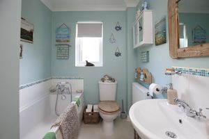 23 Nettlebed Nursery_Bathroom- click for photo gallery